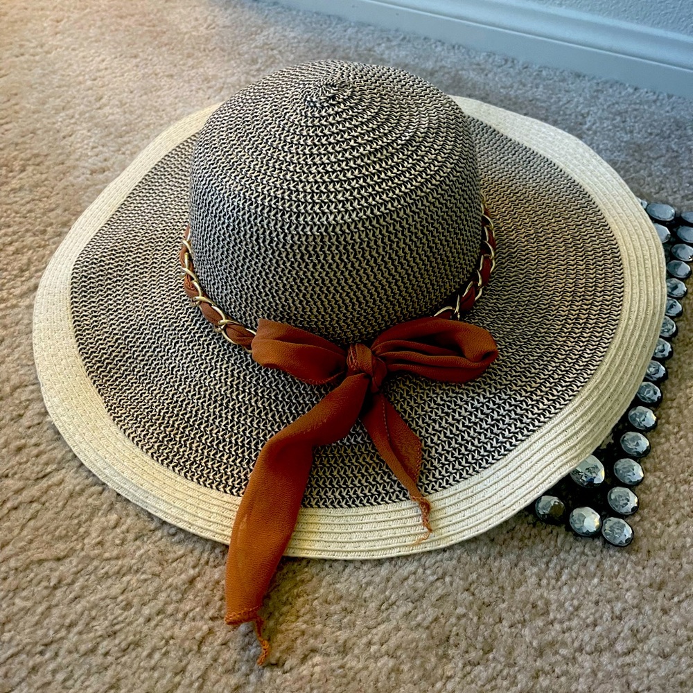 Sun hat with ribbon chain bow.